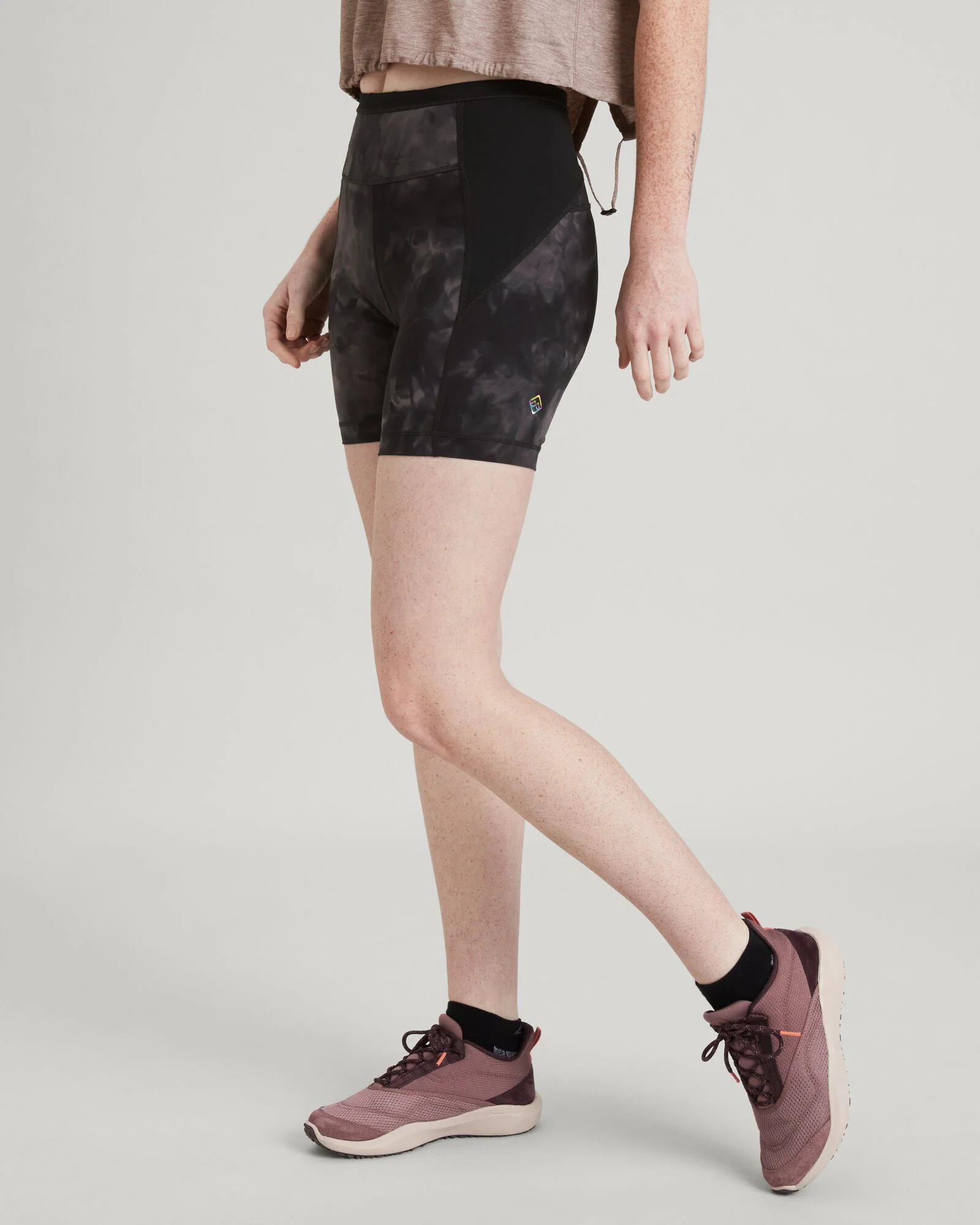 WELL.DER.NESS Move Women's Tight 6" Shorts - Light Quartz Sunburst Print - Image 3